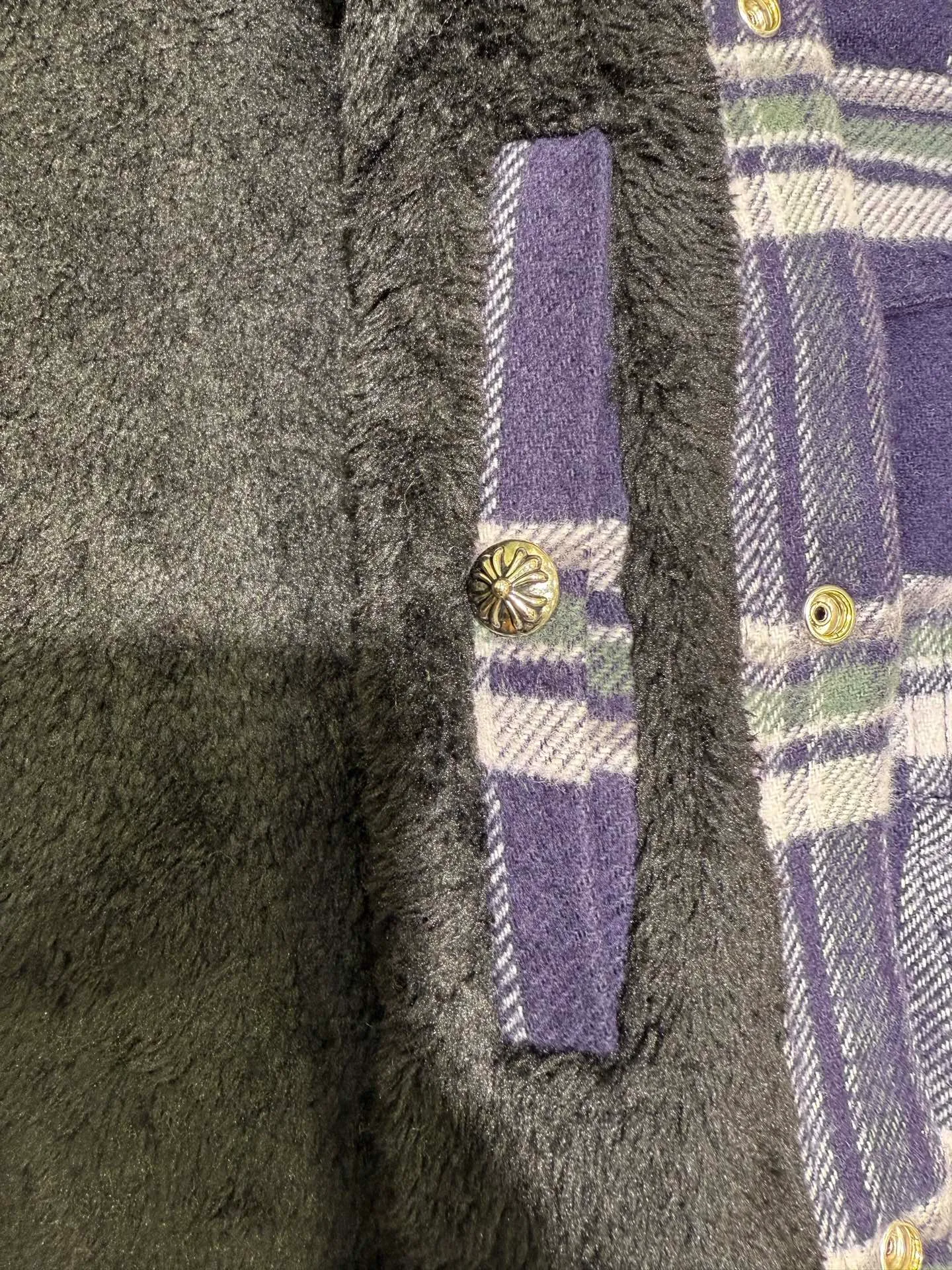 P680 Chrome Hearts Chrome Hearts Plaid Velvet Distressed Button Shirt Jacket Chrome Hearts Chrome Hearts FW25 plaid long-sleeved shirt combines the classic distressed cross logo buttons to show a unique brand style. It adopts a long-sleeved design, suitable for wearing in autumn and winter, showing a fashionable and casual style to increase the comfort and fashion of wearing.  Fabric: 100% cotton 100% polyester Craftsmanship: Customized distressed hardware, symmetrical plaid tailoring Size: S M L XL 3331517